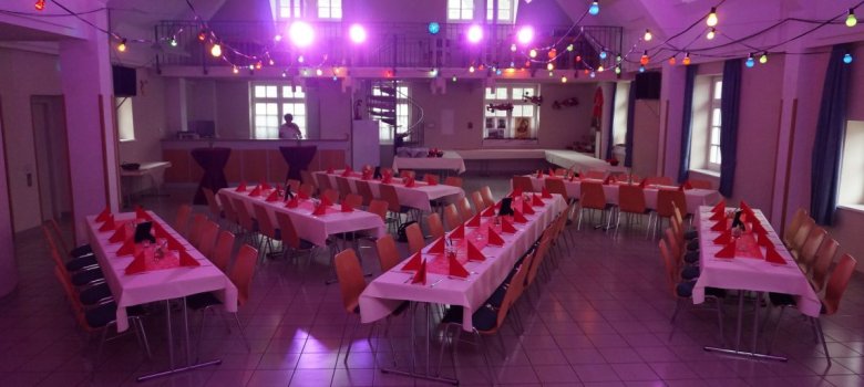 Bürgerhaus – festlich gedeckter Saal mit langen Tischen