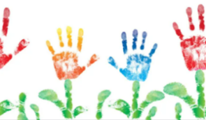 Bunte Handabdrücke als Blumen – rote, orange, blaue und rote Hände mit grünen Stielen auf weißem Hintergrund