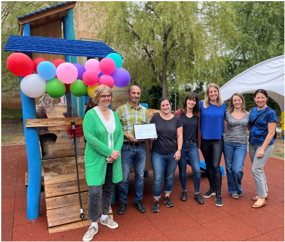 Übergabe des Klettergerüstes vom FV an die Ortsgemeinde (v.r.n.l.: C. Löwe, F. Pauly, E. Müller, N. Dibus, V. Scharfbillig, F. Moersdorf, S. Reinert)