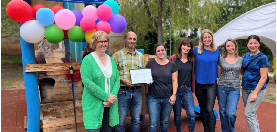 Übergabe des Klettergerüstes vom FV an die Ortsgemeinde (v.r.n.l.: C. Löwe, F. Pauly, E. Müller, N. Dibus, V. Scharfbillig, F. Moersdorf, S. Reinert)