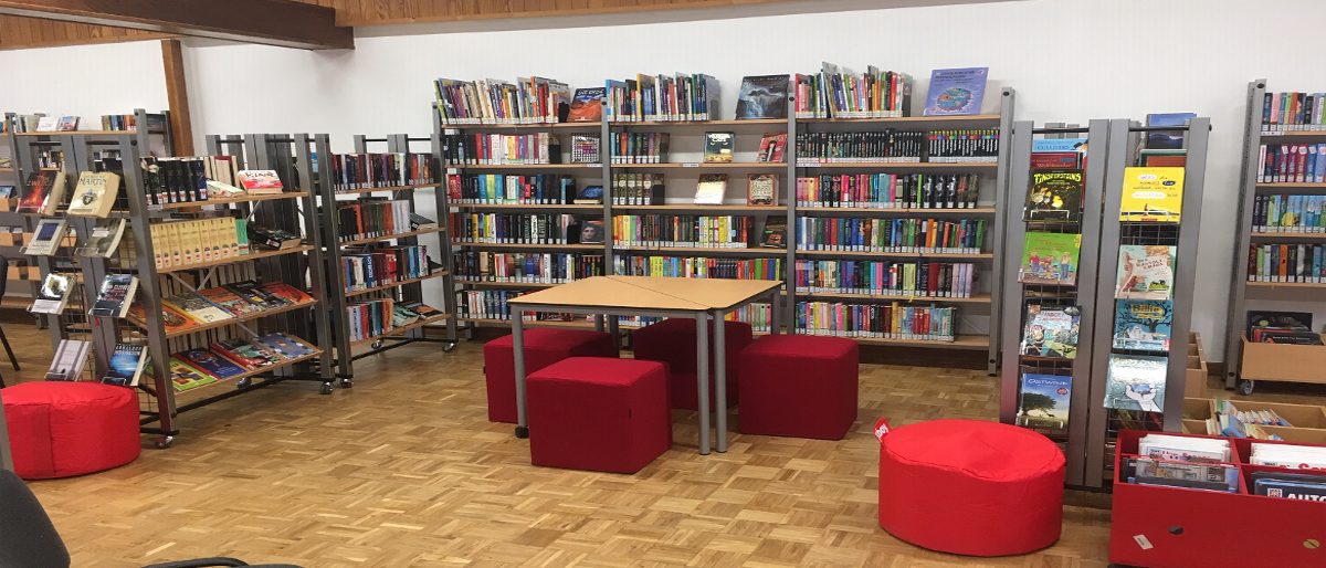 Innenansicht Bücherei mit Sitzgelegenheiten
